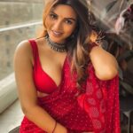 Shama Sikander Instagram - गुलाब ऐसे ही गुलाब नहीं होता ये अदा कांटों में पलने के बाद आती है.... . . . #saree #love #haya #fashionista #swaarlun #bollywood #actorslife #shootdairies #shamasikander