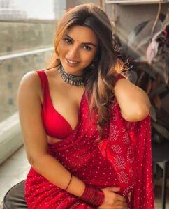 Shama Sikander Instagram - गुलाब ऐसे ही गुलाब नहीं होता 
ये अदा कांटों में पलने के बाद आती है....
.
.
.
#saree #love #haya #fashionista #swaarlun #bollywood #actorslife #shootdairies #shamasikander