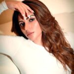 Shama Sikander Instagram - Beyaz…🤍🤍🤍🤍 . . . #fashionista #stylefashion #actorslife #life #stayhealthy #photoshoot #spreadlove #happiness #shamasikander