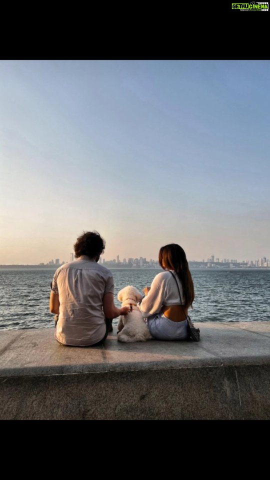 Shama Sikander Instagram - What a beautiful day.......🤩 . . . #smile #happyday #love #familytime #peace #spreadlove #reelsindia #reelsinstagram #reelitfeelit #shamasikanderreels