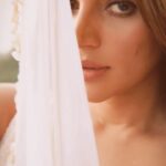 Shama Sikander Instagram – Ye parda hata doo…,☺️🤍. #saree #sareereels #white #whitesaree #love #purity #innocence #shamasikander #bollywood #bollywoodcelebrity #actor #fashionicon #pure