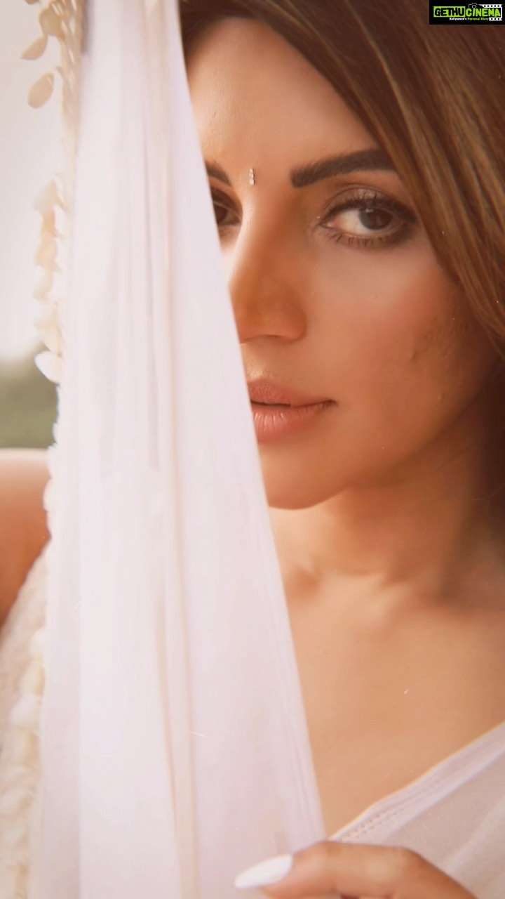 Shama Sikander Instagram - Ye parda hata doo…,☺️🤍. #saree #sareereels #white #whitesaree #love #purity #innocence #shamasikander #bollywood #bollywoodcelebrity #actor #fashionicon #pure
