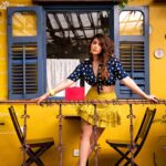 Shama Sikander Instagram - Its yellowwww….🌟🌻🌝🌟💛 . . . #yellow #happiness #stylefashion #browneyes #hair #makeup #sunday #actorslife #shamasikander 1 bhk Oshiwara