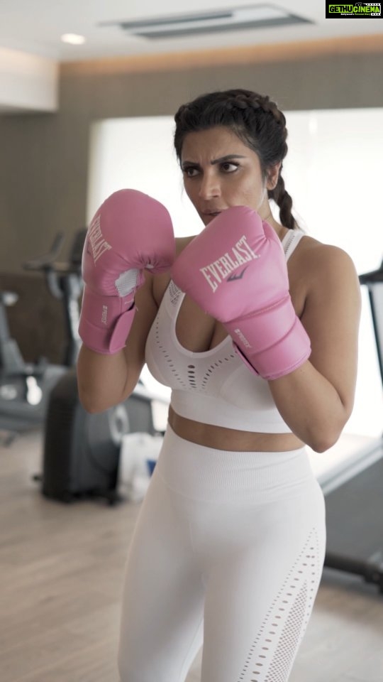 Shama Sikander Instagram - Let’s fight…🥊 . . . #boxing #kickboxing #fight #gymmotivation #stayfit #stayhealthy #reelsinstagram #reelkarofeelkaro #reelsindia #reelitfeelit #shamasikanderreels