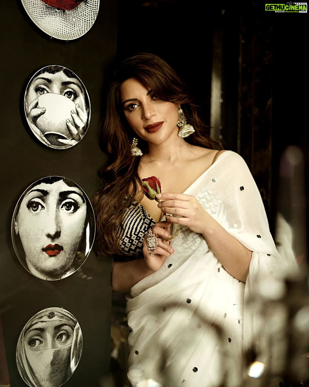 Shama Sikander Instagram - Inteha Ho Gayi Intezaar Ki.... . . . #saree #white #traditional #bollywood #actorslife #photoshoot #shootdairies #shamasikander #ethenic