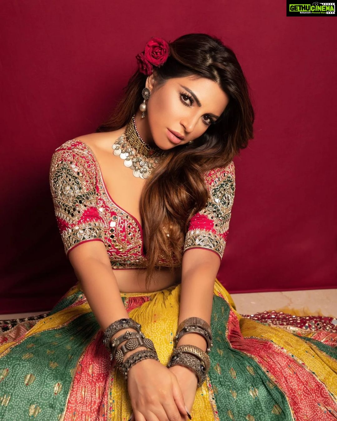 Shama Sikander Instagram - Dilbaro….🧿😇♥️ . . . #yellow #love #photoshoot #dilbaro #makeup #actorslife #shootdairies #fashionstyle #traditional #shamasikander
