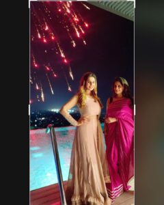 Shamlee Instagram - Deepawali with the fam‼️
Outfit - @rehanabasheerofficial