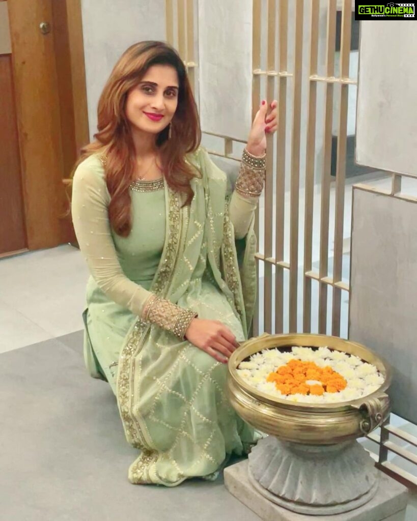 Shamlee Instagram - And more celebration 🪔 Outfit - @rehanabasheerofficial