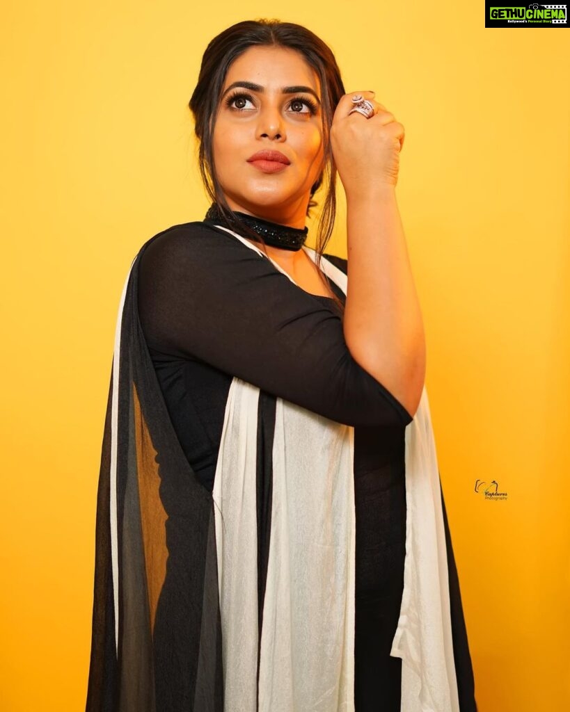 Shamna Kasim Instagram - I dress myself not to impress but for comfort and for style 😍🧿 Costume&styling: @rashmimuraleedharan Costume curtsy: @ladies_planet_ Pics: @v_capturesphotography Hairstylist: @hairartistpoojagupta Personal staff: @pranay_kohli