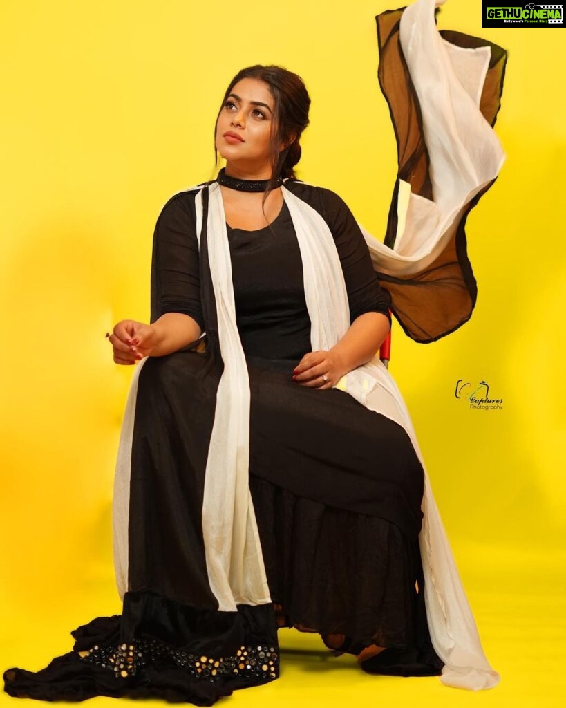 Shamna Kasim Instagram - I dress myself not to impress but for comfort and for style 😍🧿 Costume&styling: @rashmimuraleedharan Costume curtsy: @ladies_planet_ Pics: @v_capturesphotography Hairstylist: @hairartistpoojagupta Personal staff: @pranay_kohli