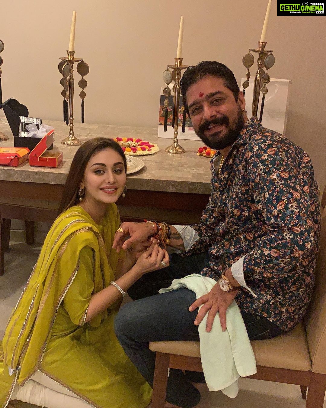 Shefali Jariwala - 315.4K Likes - Who need a superhero when you have brothers like @hindustanibhau @anindatherockstar
Love you to the moon and back ...
Stay blesses always ā„ļø
.
.
.
#rakhi2020 #rakshabandhan #brotherfromanothermother #blessedbeyondmeasure #love #instapic #instalove #familyforever