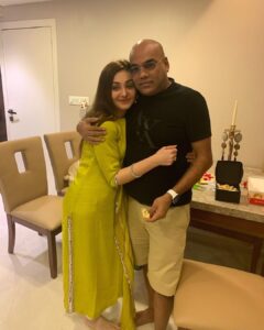 Shefali Jariwala Instagram - Who need a superhero when you have brothers like @hindustanibhau @anindatherockstar 
Love you to the moon and back ...
Stay blesses always ♥️
.
.
.
#rakhi2020 #rakshabandhan #brotherfromanothermother #blessedbeyondmeasure #love #instapic #instalove #familyforever