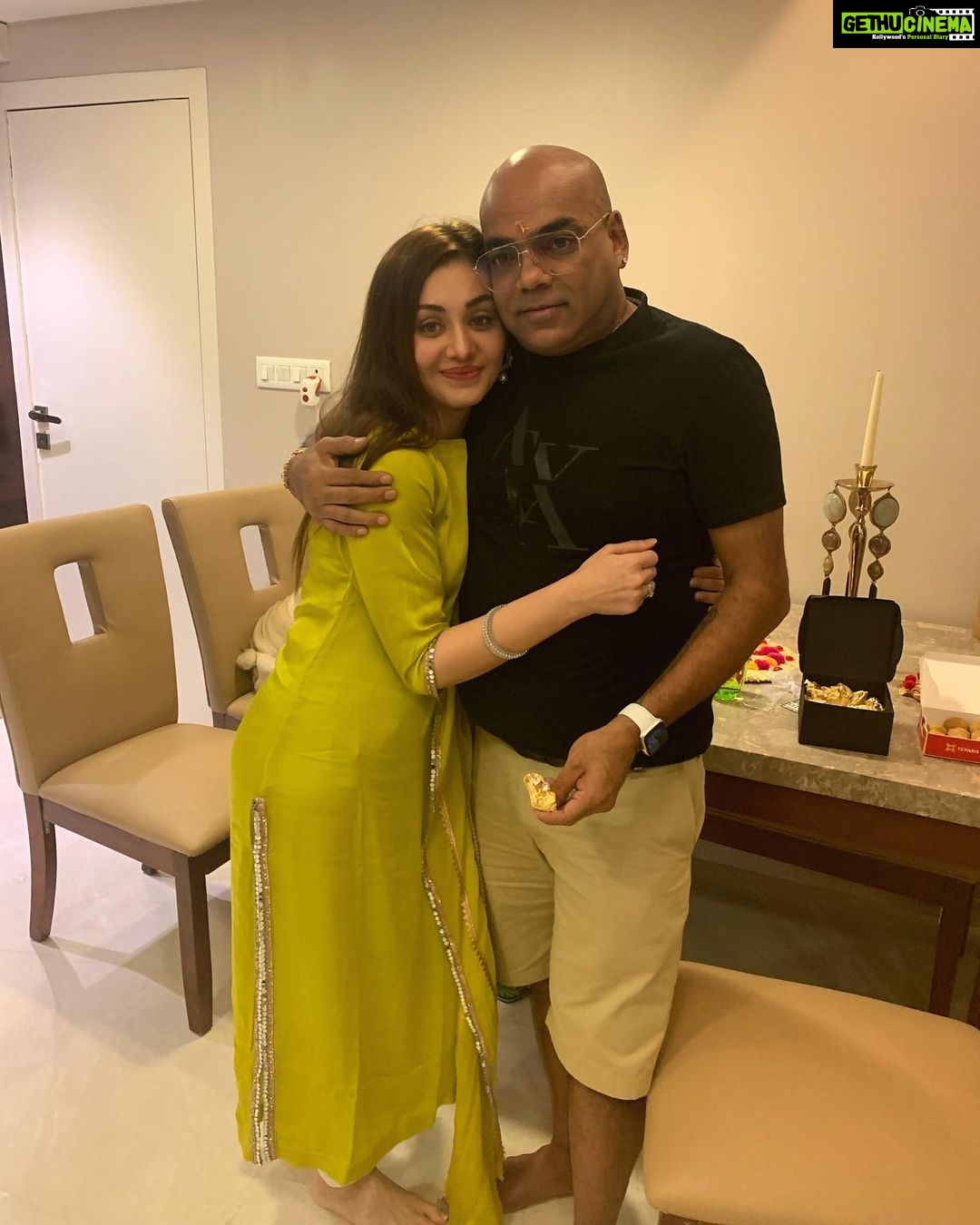 Shefali Jariwala - 315.4K Likes - Who need a superhero when you have brothers like @hindustanibhau @anindatherockstar
Love you to the moon and back ...
Stay blesses always ā„ļø
.
.
.
#rakhi2020 #rakshabandhan #brotherfromanothermother #blessedbeyondmeasure #love #instapic #instalove #familyforever
