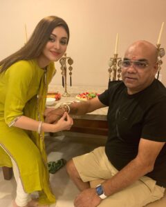 Shefali Jariwala Instagram - Who need a superhero when you have brothers like @hindustanibhau @anindatherockstar 
Love you to the moon and back ...
Stay blesses always ♥️
.
.
.
#rakhi2020 #rakshabandhan #brotherfromanothermother #blessedbeyondmeasure #love #instapic #instalove #familyforever