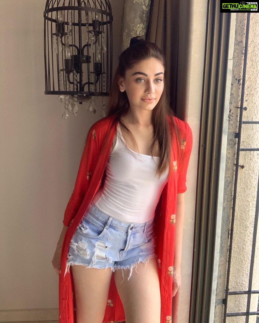 Shefali Jariwala Instagram - Let a smile be your umbrella on a rainy day.... . . . #rainyday #rain #happy #wednesday #goodvibes #besafe #picoftheday