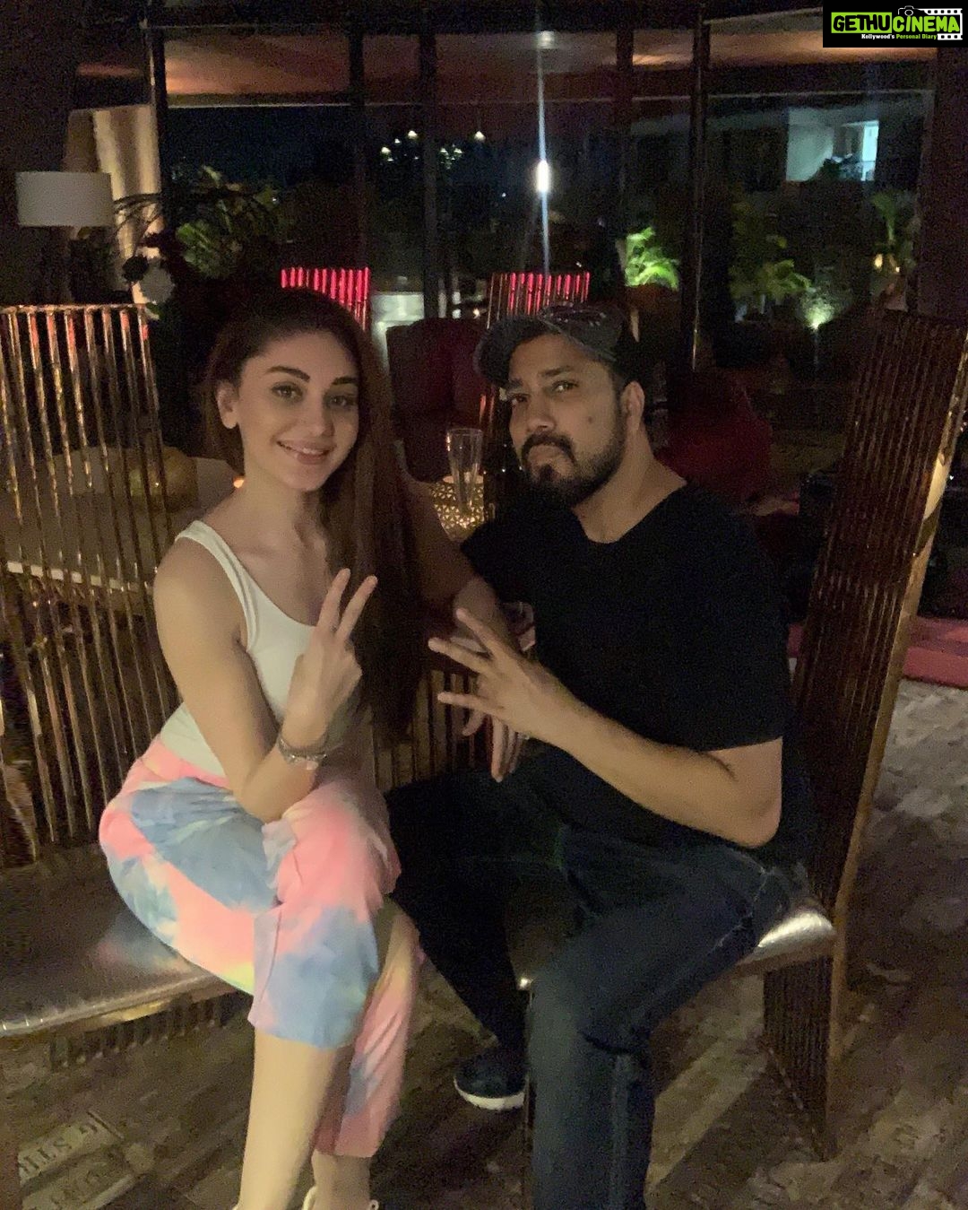 Shefali Jariwala Instagram - King @mikasingh .... my friend for so many years now, one of the nicest people I know... was good to catch up you after so long 😊 . . . #friends #goodcompany #mika #goodtimes #instagood