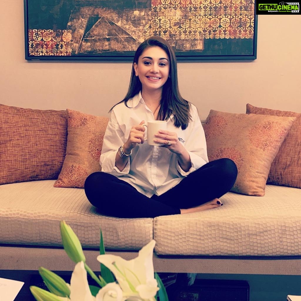 Shefali Jariwala Instagram - Addicted to my coffee ☕️ . . . . . #home #happiness #coffee #quarantine #chill Mumbai, Maharashtra