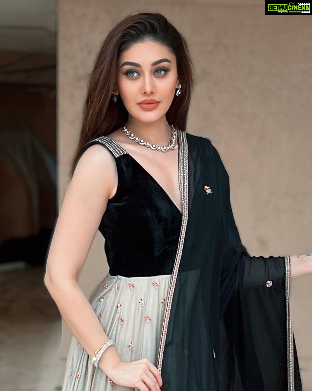 Shefali Jariwala Instagram - Chic happens… ! #dressup #glowup Outfit @pleatslabel Jewellery @shringaaar.theethnicstory pr:- @vblitzcommunications @makeup.yasmin . . . #thursdayvibes #ootd #thursday #pic #instafashion #instalike