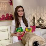 Shefali Jariwala Instagram - @lostboyjourney ....here I go, accepting the #baaprebaapchallenge Tangy in one bite, spicy in another. What a challenge! Turns out it is as crazy as everyone is saying it is. #Baaprebaap #kyamasalehain #baaprebaapchallenge @kurkuresnacks #biggboss13