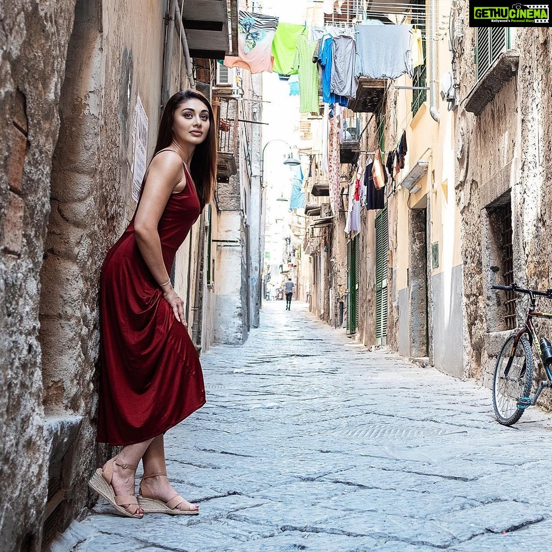 Shefali Jariwala Instagram - I think olive you.... Italy ♥️ . . . #italy #naplesitaly #throwback #wannagoback #love #instalove #travelphotography #traveldiaries #wanderlust