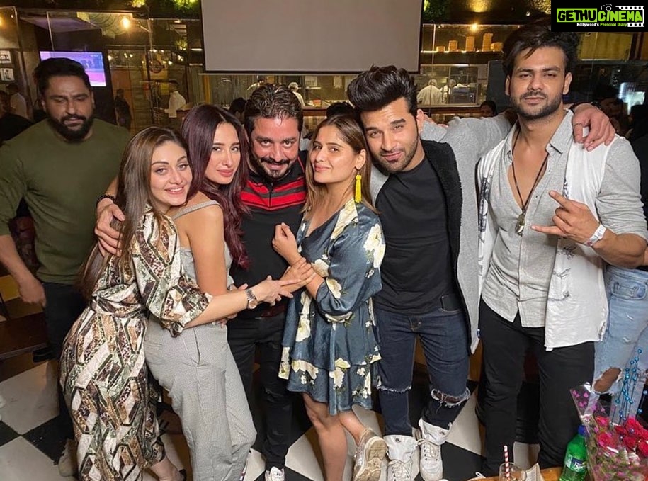 Shefali Jariwala Instagram - Mad nite with my favourite mad people!!! @ronak1310 @hindustanibhau @officialmahirasharma @parasvchhabrra @vishalsingh713 @lostboyjourney @artisingh5 @bombay_adda