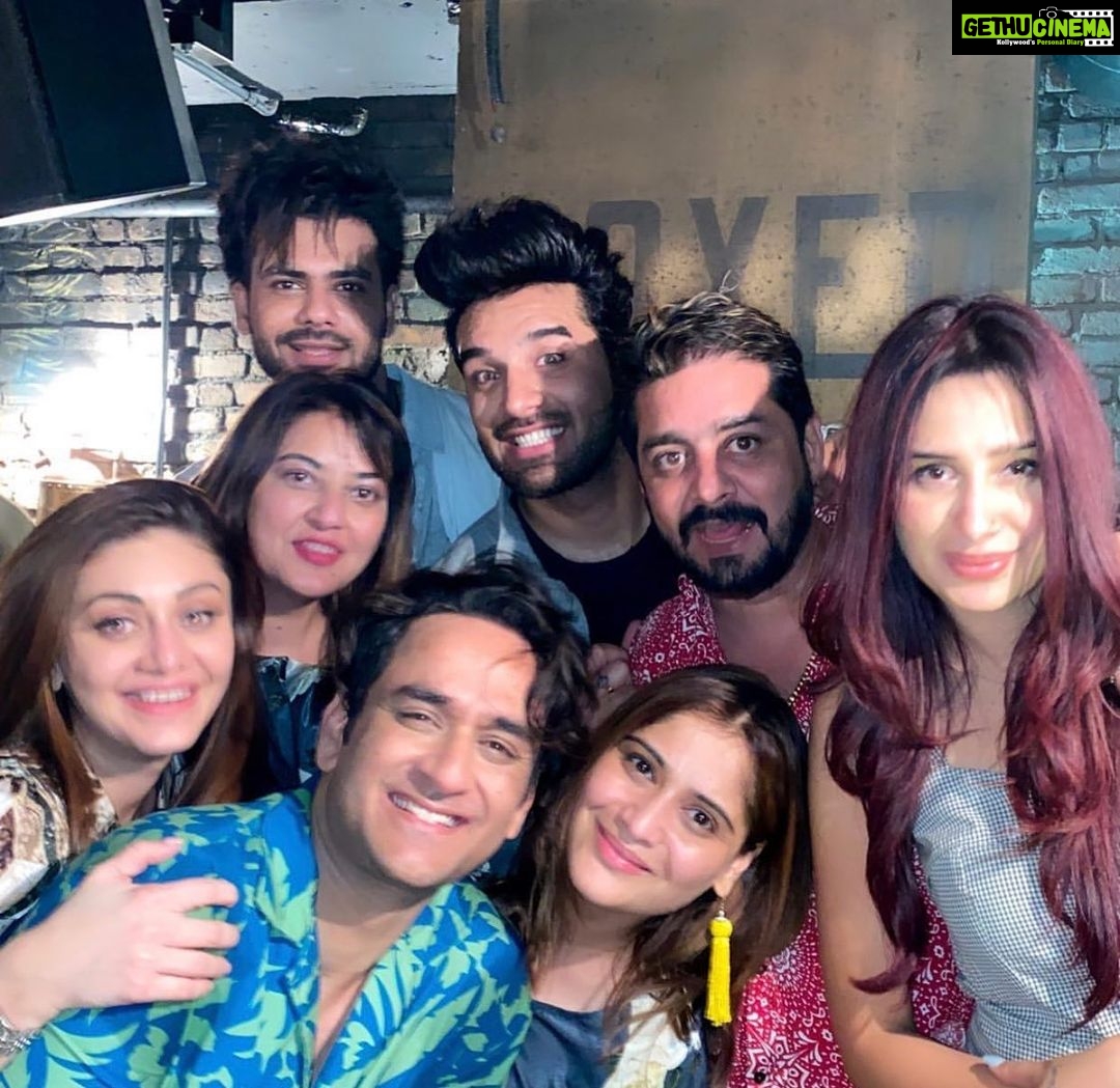 Shefali Jariwala Instagram - About last nite! @artisingh5 @lostboyjourney @vishalsingh713 @parasvchhabrra @officialmahirasharma @hindustanibhau @ronak1310