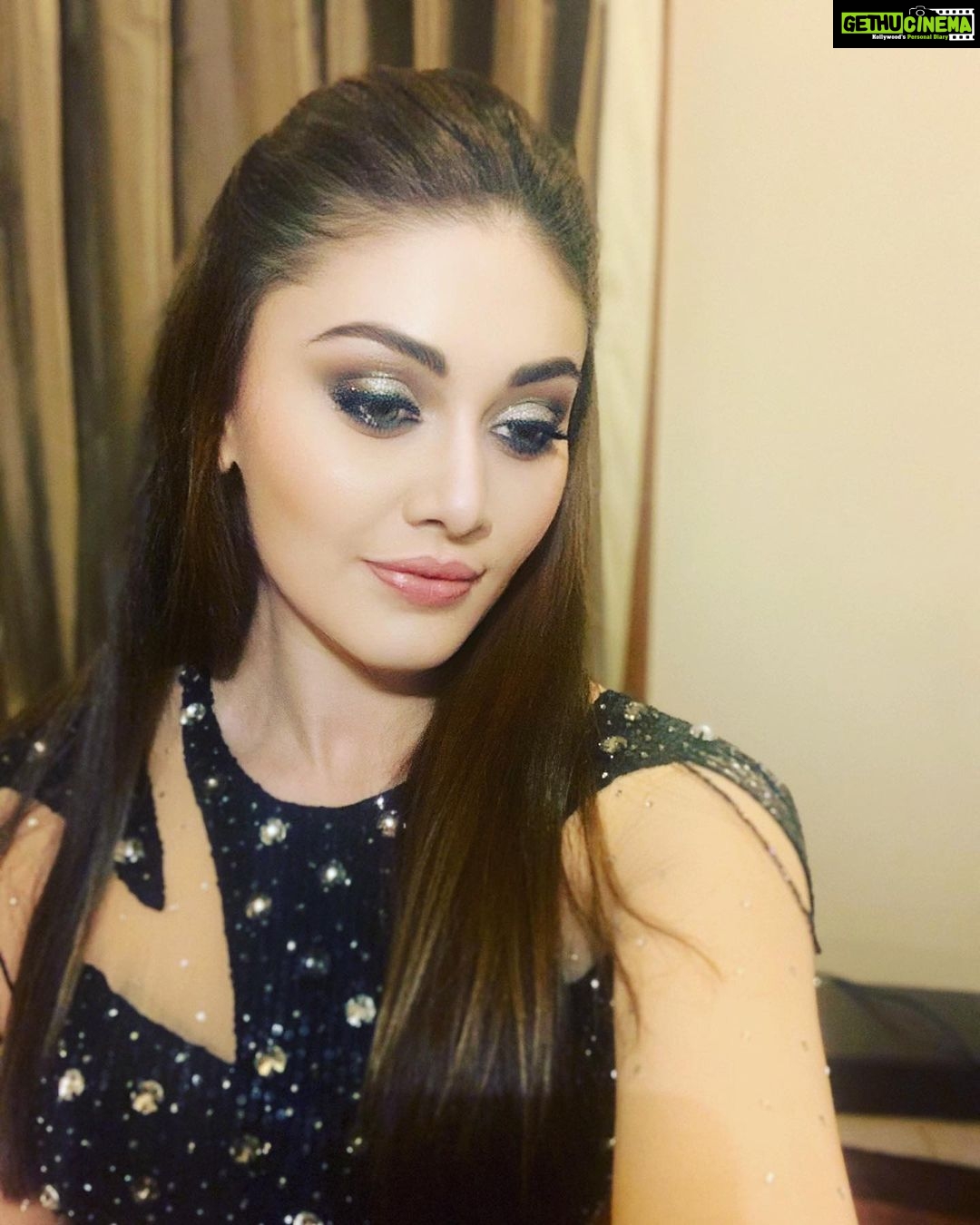 Shefali Jariwala Instagram - U see me.... I see you ! . . . #instapic #instadaily #eyemakeup #black #mondayvibes #mondaymood #instalove
