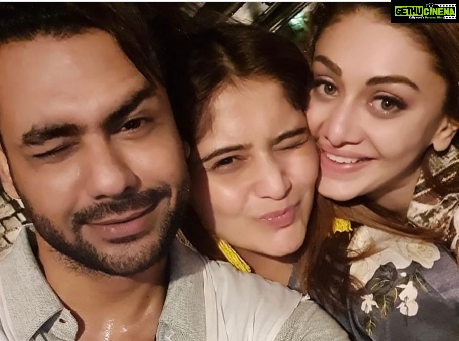 Shefali Jariwala Instagram - Mad nite with my favourite mad people!!! @ronak1310 @hindustanibhau @officialmahirasharma @parasvchhabrra @vishalsingh713 @lostboyjourney @artisingh5 @bombay_adda