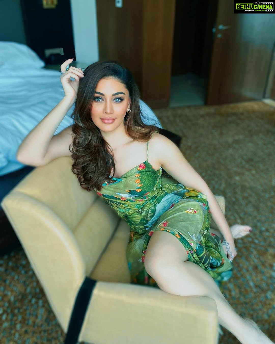 Shefali Jariwala Instagram - Worlds change when eyes meet ! #fridayfeels @theboozybutton . . . #eyesspeak #fridayvibes #lostinthought #easybreezybeautiful #ootd #tgif #weekendmood #instapic