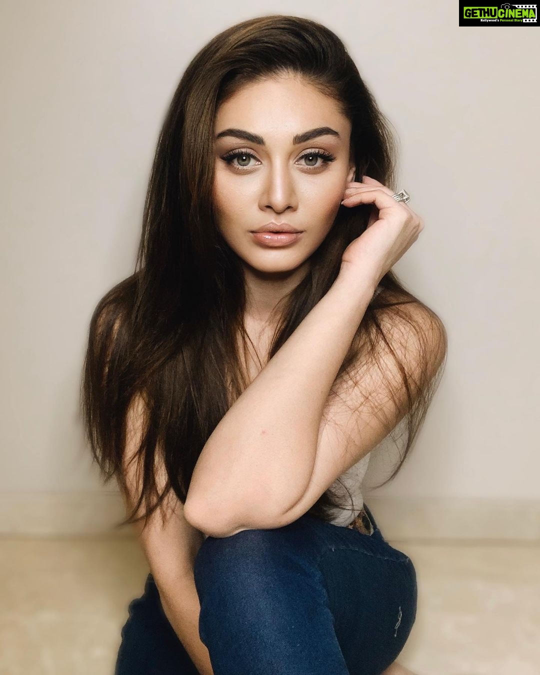 Shefali Jariwala Instagram - “Be heroes of your own stories” – Constance Wu . . #selflove #loveyourself #instamood #instalove #picoftheday #potrait #simplicity