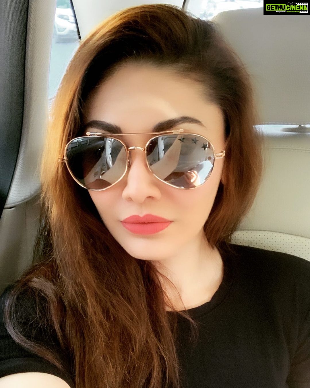 Shefali Jariwala Instagram - Messy hair ... don’t care ! #carselfie #workmode #lovemyjob #instamood #instapic