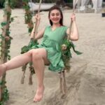 Shefali Jariwala Instagram - Swinging away all the worries ! #friday #mood #musiclover #unplugged #beachbum #beachlife #lovemylife #love #reelsindia #reelitfeelit #instamood