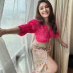 Shefali Jariwala Instagram - Let me be your sunshine today… #sunshinegirl Wearing @theboozybutton @makeup.yasmin . . #rainyday #indoors #smilemore #happylife #goodlife #instamood #tuesdayvibes #tuesday #pic #easybreezy