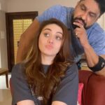 Shefali Jariwala Instagram - Pagalpanti bhi zaruri hai ! 😂😂😂 @paragtyagi #tgif #fridayfun #weekendvibes #couplegoals #madness #reelsindia #funnyreels #funny #funtimes #friday #love