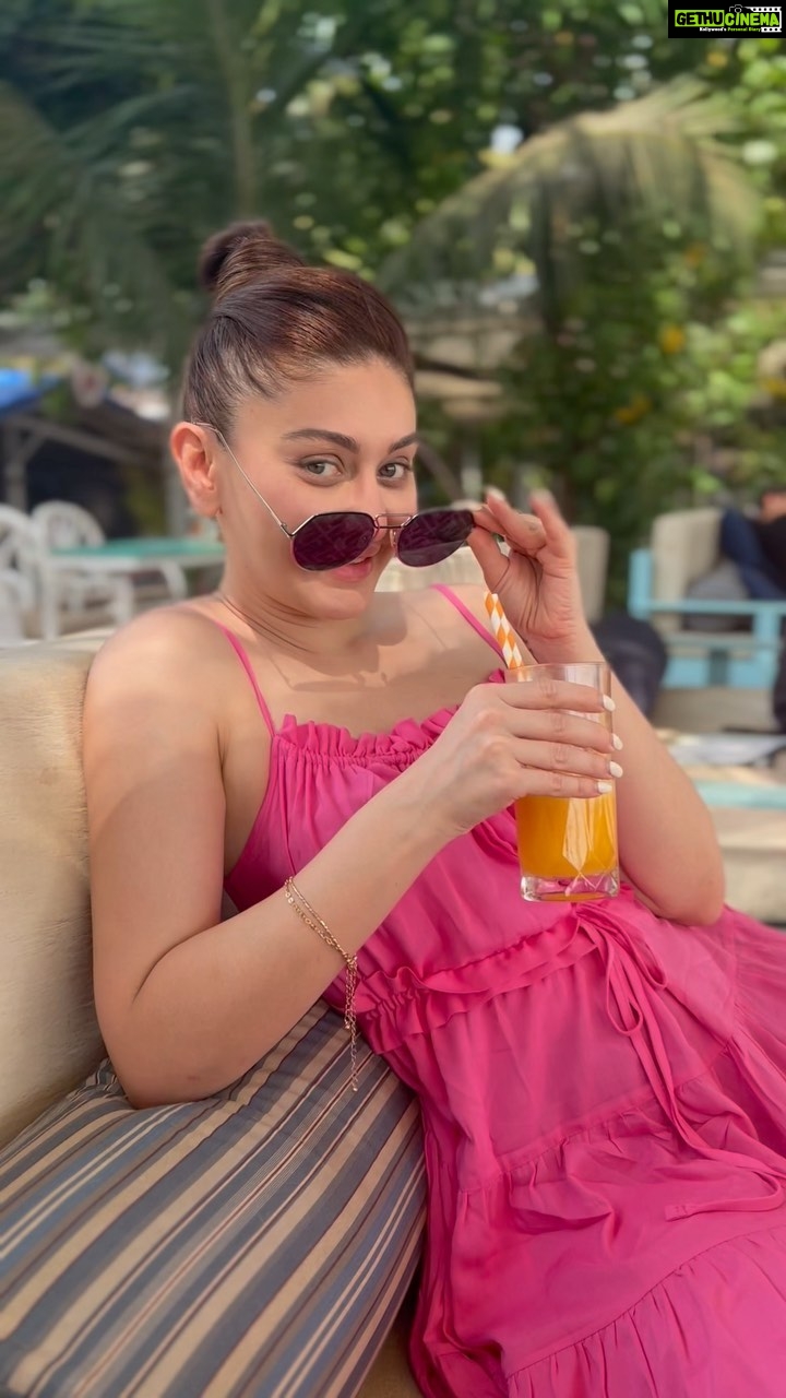 Shefali Jariwala Instagram - Hello Weekend! #weekendvibes #tgif #fridayfeeling #reelsindia #reelsinstagram #lifemantra #fridayfun #funtimes #happygirl