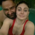 Shefali Jariwala Instagram – Pool babies !
@paragtyagi 
#summervibes #poolvibes #summertime #vacationmode #welldeserved #couplegoals #romance #loveisintheair