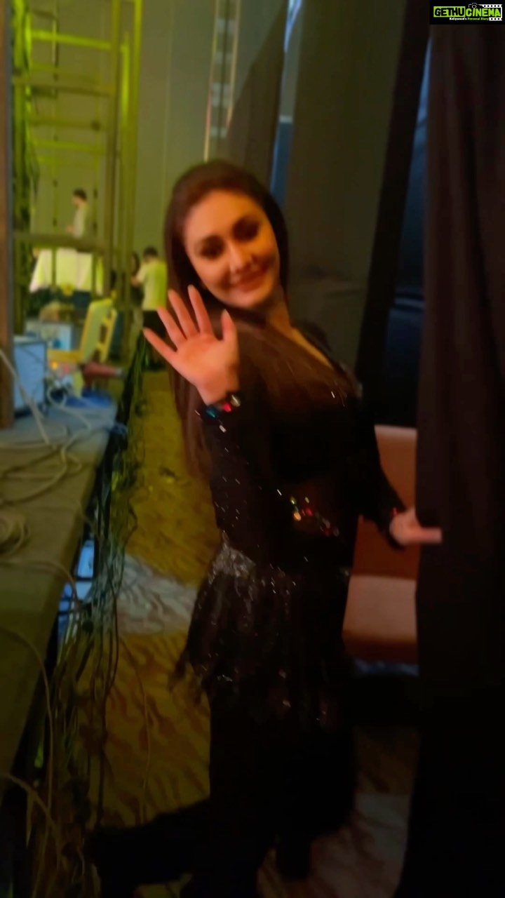 Shefali Jariwala Instagram - #backstage #dramaqueen #energy #dance #love #performance #workmodeon #reelsindia #bling #workhardplayhard #reelitfeelit