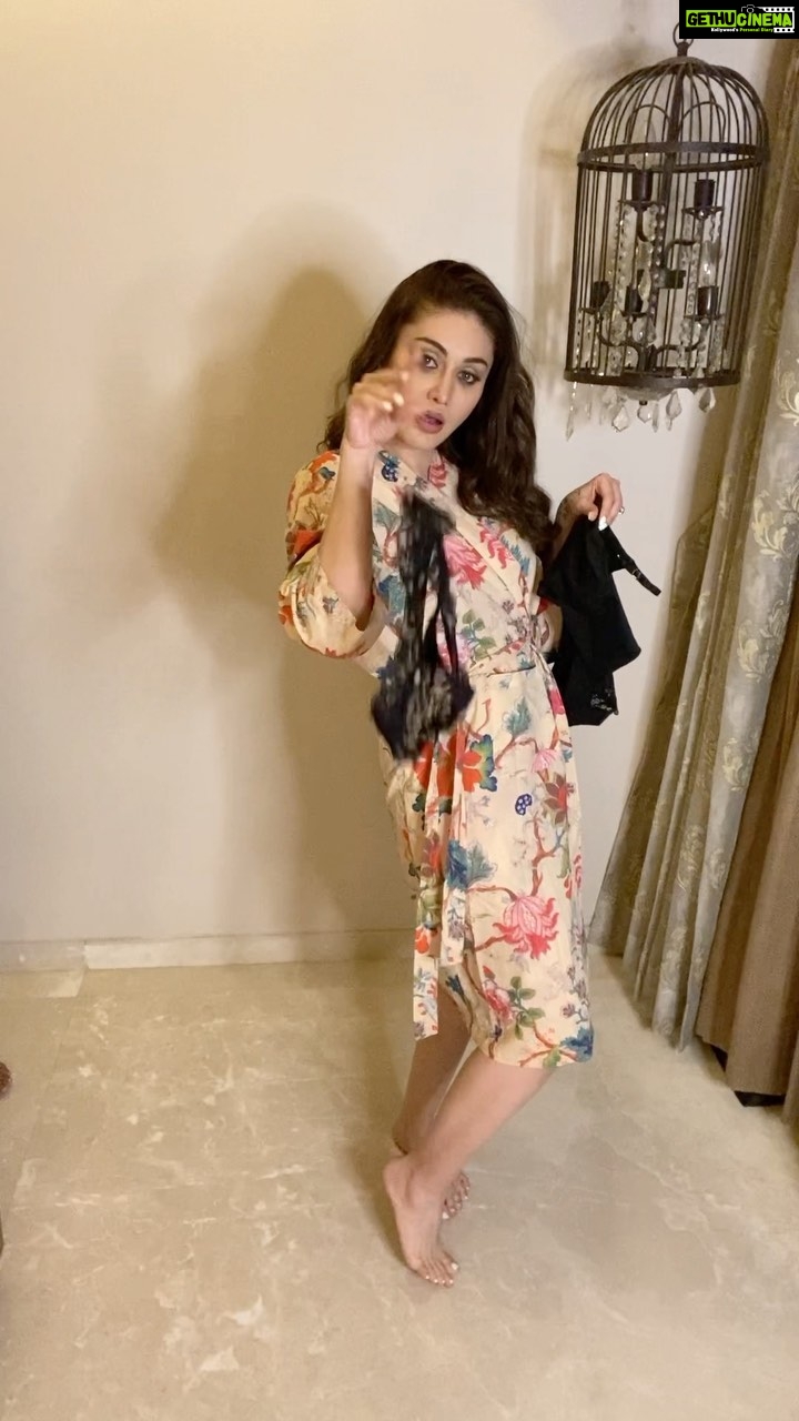 Shefali Jariwala Instagram - Wait for it ! #midweekmadness #wednesdayfun #funnyreels #fun #timepass #couplegoals #couplevideos #trending #reelsindia #reelitfeelit