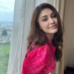 Shefali Jariwala Instagram - Let me be your sunshine today… #sunshinegirl Wearing @theboozybutton @makeup.yasmin . . #rainyday #indoors #smilemore #happylife #goodlife #instamood #tuesdayvibes #tuesday #pic #easybreezy