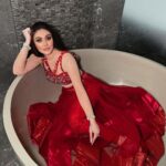 Shefali Jariwala Instagram - #nomondayblues … @makeup.yasmin @makeupbyjyotisaluja . . . #showtime #backstage #goodvibesonly #mondaymood #instadaily #monday #pic #workmode #bling #love #red #hot