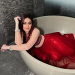 Shefali Jariwala Instagram - #nomondayblues … @makeup.yasmin @makeupbyjyotisaluja . . . #showtime #backstage #goodvibesonly #mondaymood #instadaily #monday #pic #workmode #bling #love #red #hot