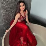 Shefali Jariwala Instagram - #nomondayblues … @makeup.yasmin @makeupbyjyotisaluja . . . #showtime #backstage #goodvibesonly #mondaymood #instadaily #monday #pic #workmode #bling #love #red #hot