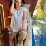 Shefali Jariwala Instagram - Once in a while, just let go of your worries, and let your inner child take charge. You will experience such joy ! ❤️ #wednesdaywisdom @makeup.yasmin love you loads !!! @farukh.shaikh thank you for always being by my side ! . . . #happiness #smilemore #wednesday #pic #instagood #feelgood #love #traveladdict #traveldiaries #hyderabad Hyderabad, India