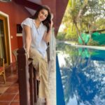 Shefali Jariwala Instagram - Once in a while, just let go of your worries, and let your inner child take charge. You will experience such joy ! ❤️ #wednesdaywisdom @makeup.yasmin love you loads !!! @farukh.shaikh thank you for always being by my side ! . . . #happiness #smilemore #wednesday #pic #instagood #feelgood #love #traveladdict #traveldiaries #hyderabad Hyderabad, India
