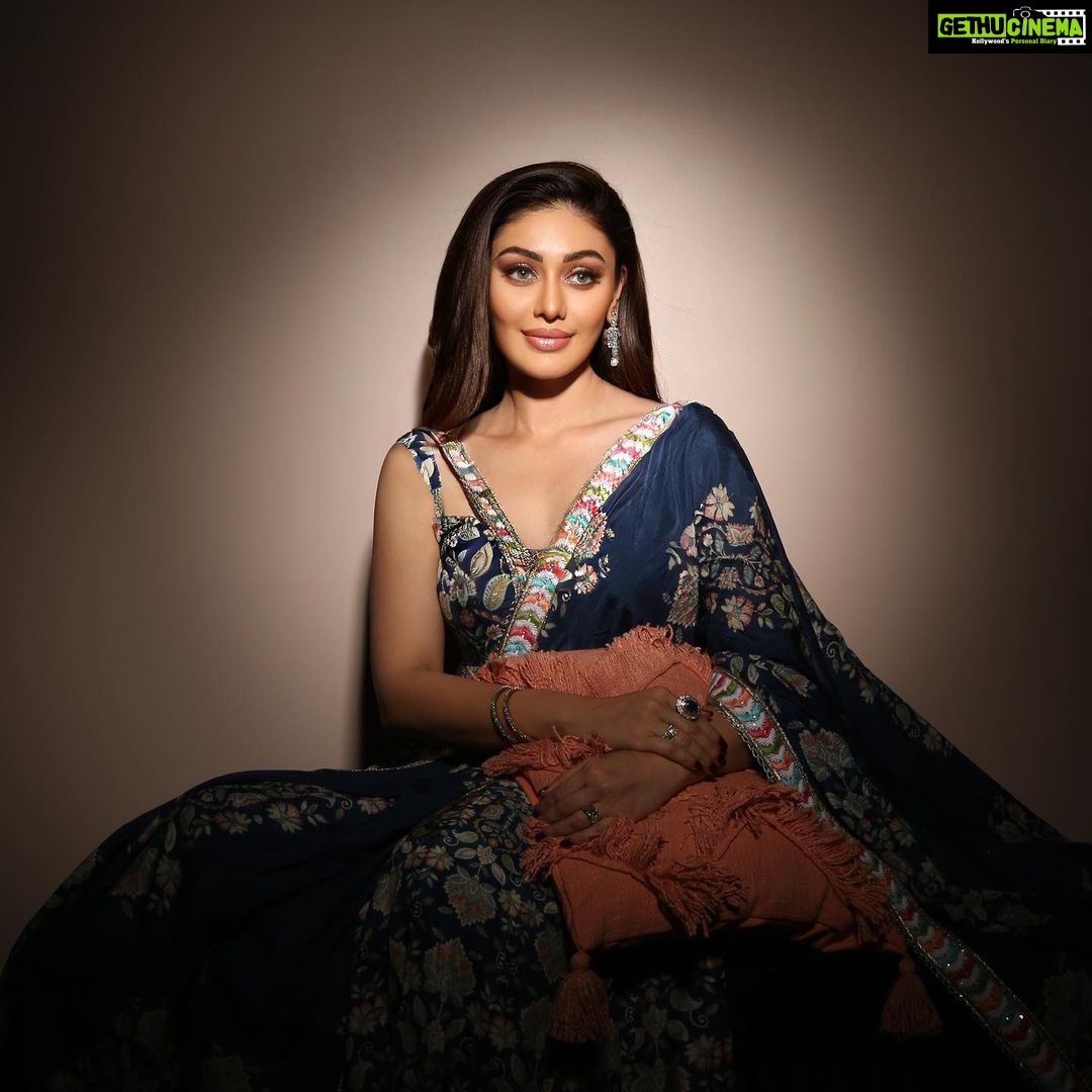 Shefali Jariwala Instagram - Spreading light ! #diwali2022 @iam_kunalverma @rushi.passion @stylebyhetvigindra @neeta_lulla #ootd #ootdindia #diwalinights #happiness #festive #positivevibes #love