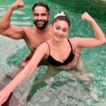 Shefali Jariwala Instagram - Stronger than ever …. Together! 💪🏻 @paragtyagi ❤️ #couplegoals #lovestory . . . #saturdaynight #weekendvibes #funtimes #couplegoals❤ #strongissexy #togetherforever #pooltime #chillvibes #love #instapic #goofy #livelaughlove #goodlife