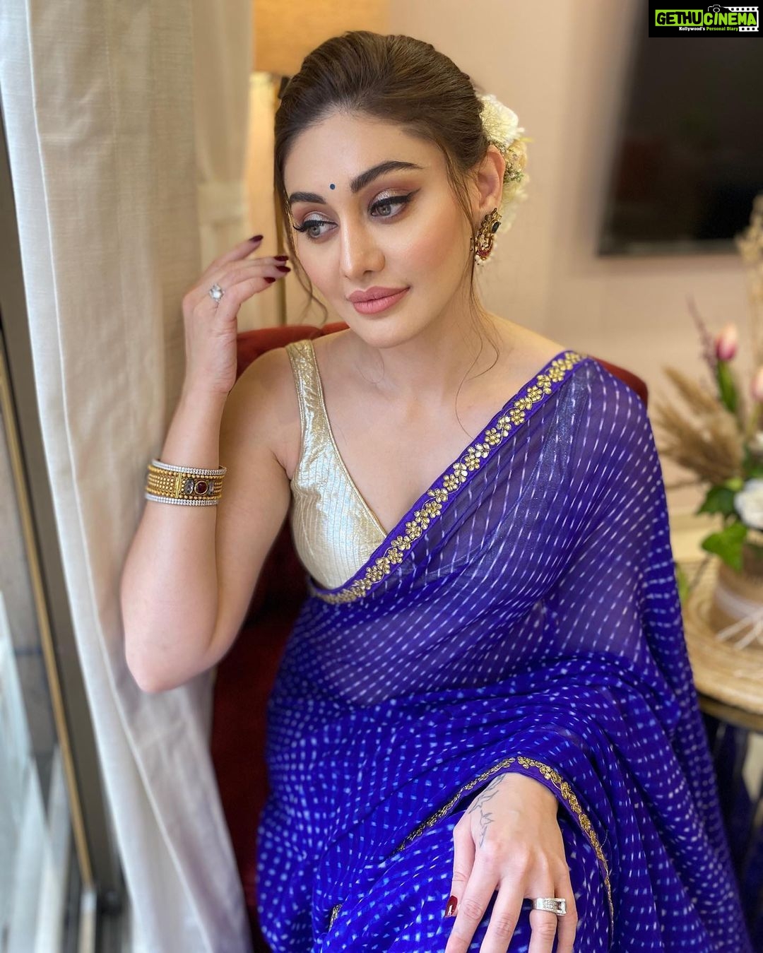 Shefali Jariwala Instagram - Jhuki Jhuki si nazar … #eyesspeaklouderthanwords . . . MUA @rushi.passion #saree #love #ootd #fridayvibes #festive #weekend #mood #instapic