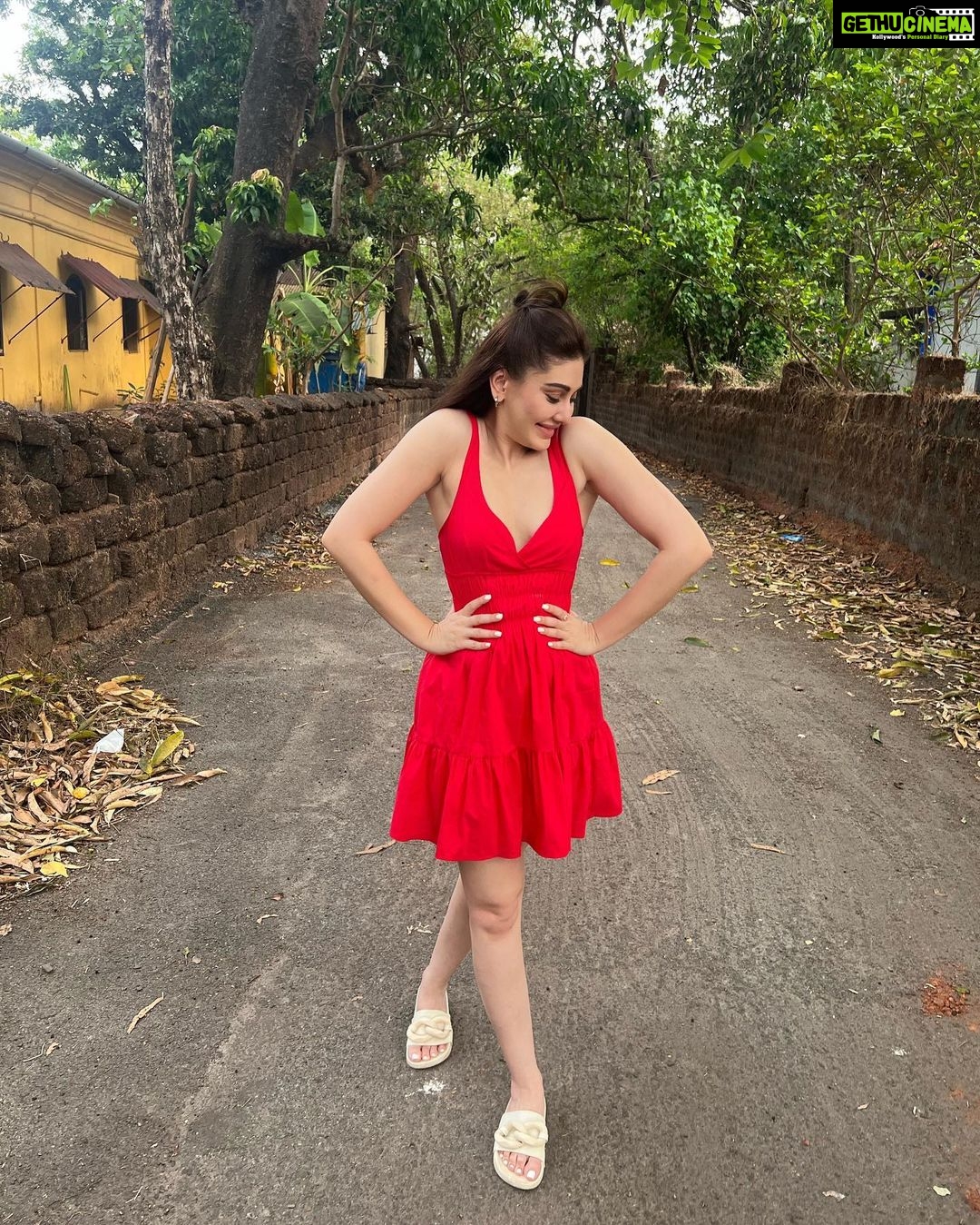 Shefali Jariwala Instagram - Setting myself free ! #walkwithme . . . #goadiaries #naturelover #vacaymode #happygirl #refreshing #summervibes #chillin #relaxing #sundaying #sundayvibes #sundayfunday