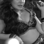 Shefali Jariwala Instagram - तैयार हो जाएं दीपिका के साथ जन्नत की सैर पर चलने के लिए। यहाँ वो करेगी लोगों की ख्वाहिशें और अजीबो-गरीब शौंक पूरे। रात्री के यात्री सीज़न 2 अभी देखें। @shefalijariwala #HungamaPlay #watch #fun #watchnow #pyar #love #sexworkers #newseason #streamingnow #entertainment #hungama #RKY2 #sharadmalhotra #abigailpande #shefalijariwala #priyalgor #adaakhan #bhavinbhanushali #shaktiarora #aslimonalisa #newshow #season #RatriKeYatri #RatriKeYatri2