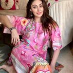 Shefali Jariwala Instagram - Easy Breezy ! ❤️ #summervibes @theboozybutton . . . #tgif #weekendvibes #summerlove #pink #love #instapic #fridaymood #friday #pic
